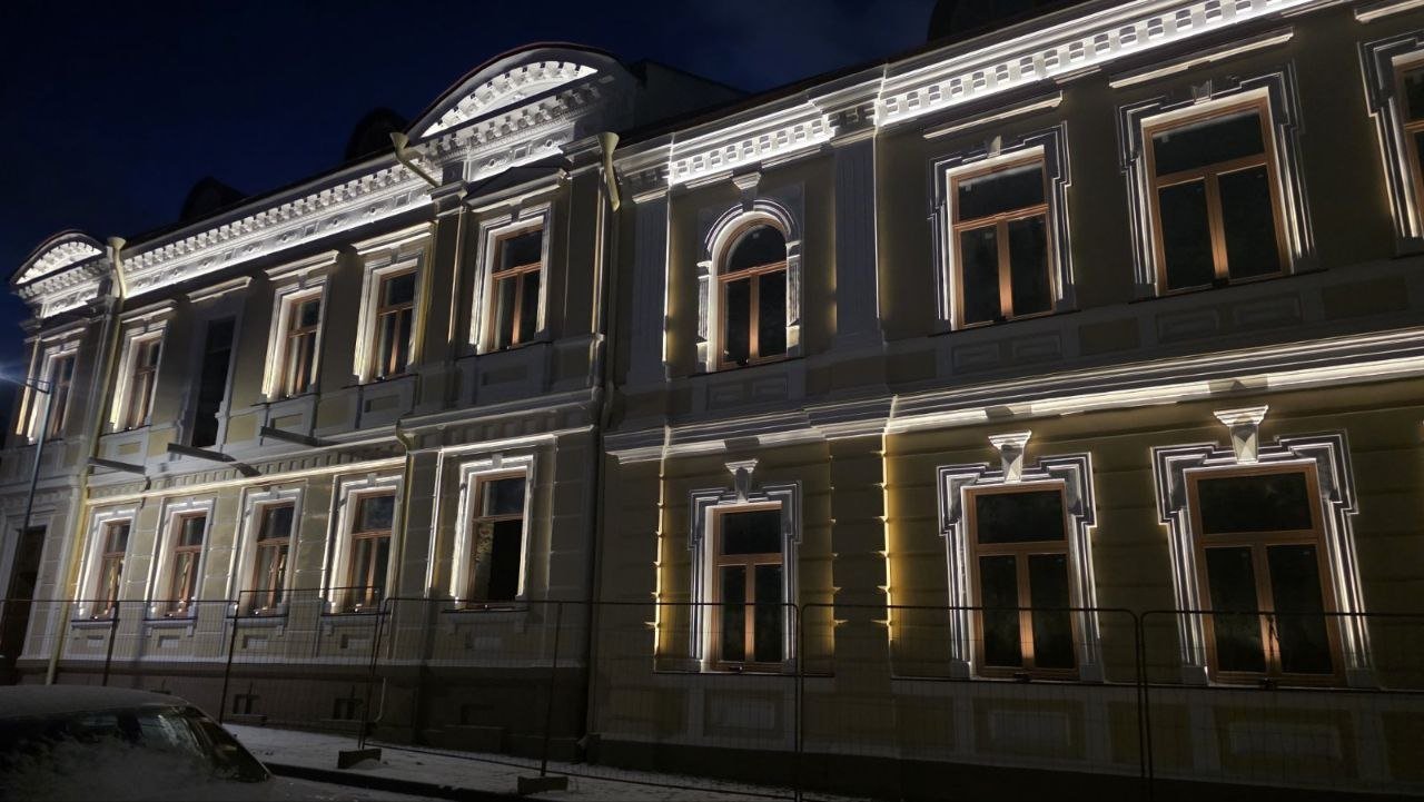 Фасад в вечернем свете